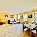 Apartment Captains Lounge