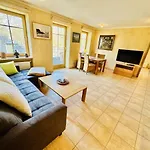 Apartment Captains Lounge *