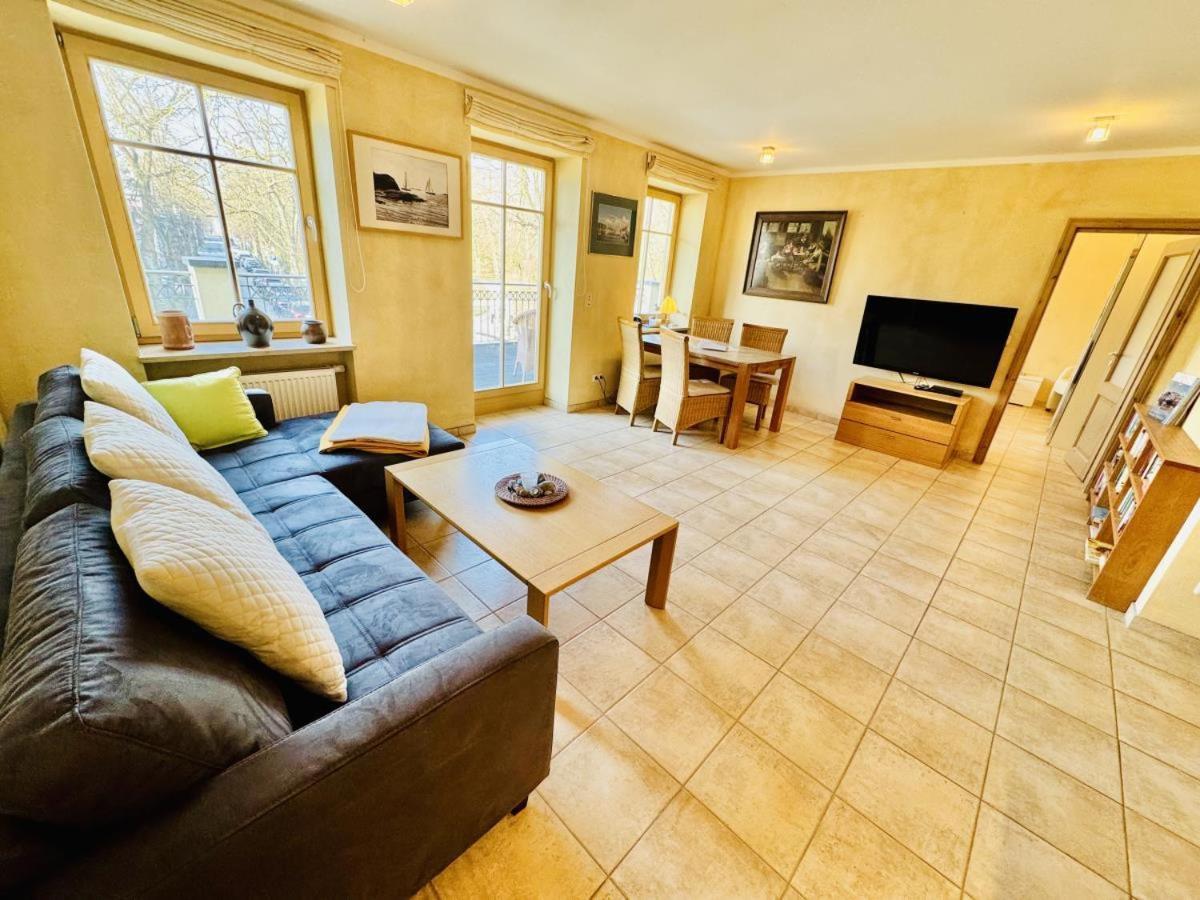 Apartment Captains Lounge *